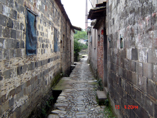 通往休闲广场的青石路非常完好