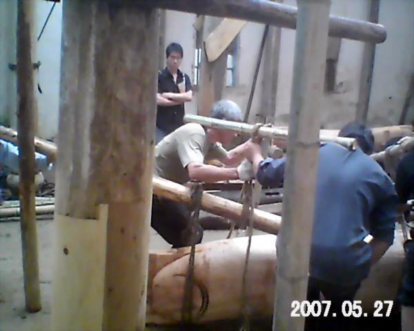 做的非常完美的五架粮非常吃力的抬到落架的地点