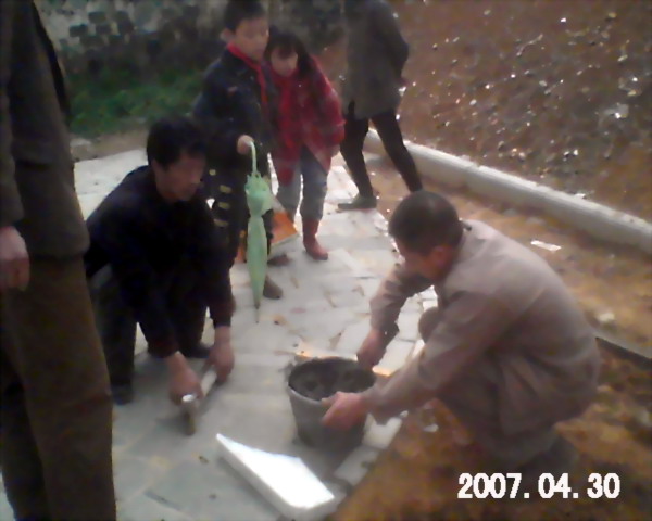 预备党员汪胃海是义务的泥水工和木工