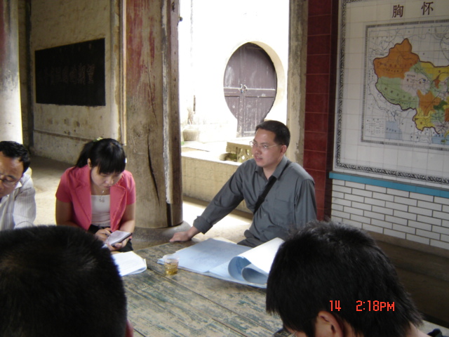 文化副局长（女）和省古建筑设计院的工程师在探讨防白蚁的工作如何进行