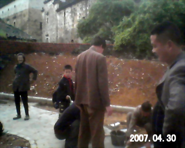 正在安装党员邓小庆捐助的价3000元的4条石凳