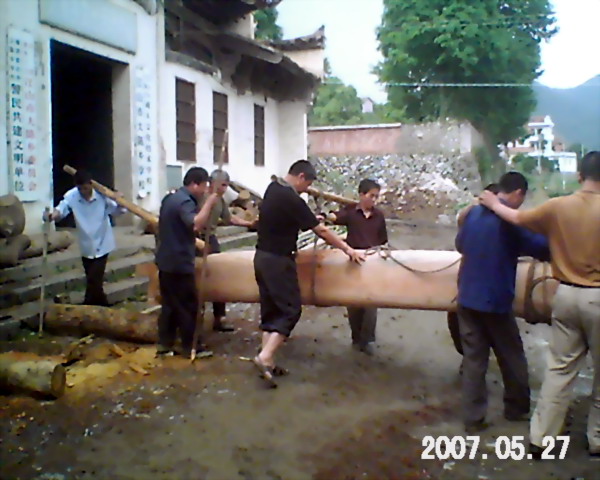 ８００多斤的五架梁需要８－９个人共同配合