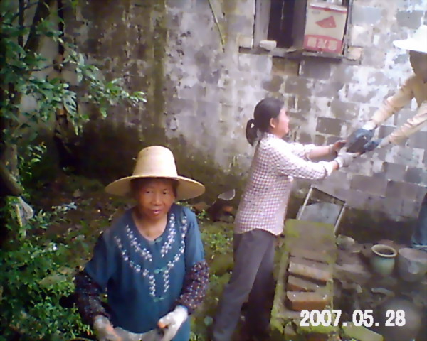 年纪大小很多!没有影响照样非常付出的参加义务劳动!