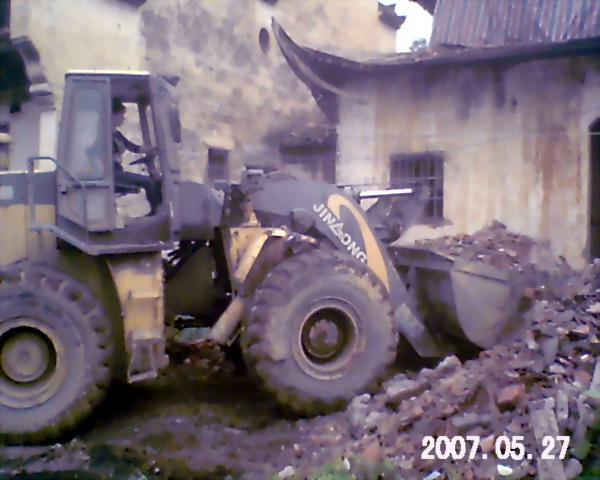 文昌阁清理出来的垃圾动用了重型机械！