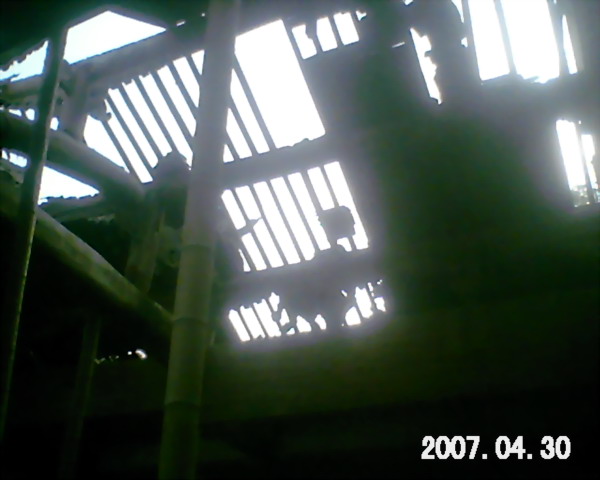 承建单位正在拆下文昌阁顶和马头墙上的瓦