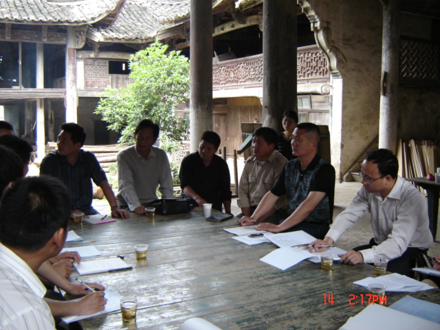 在场的许多专家指出许多工作中碰到的实际问题（关于彩画的保护和三合土的仿制问题）