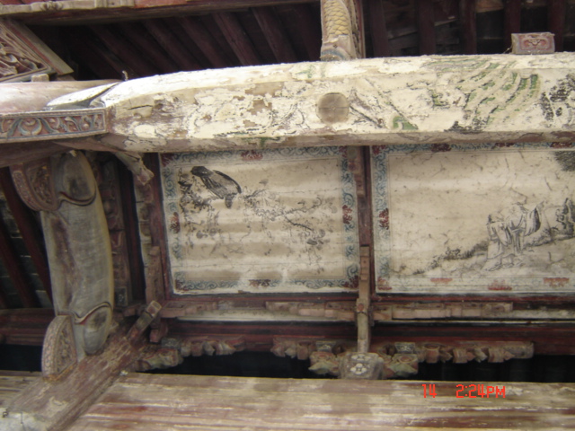 灵位牌间门顶的彩绘图左大面