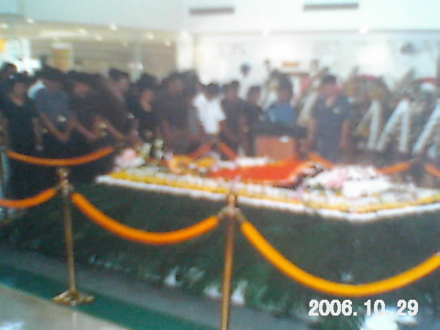 挤满大堂的追悼现场