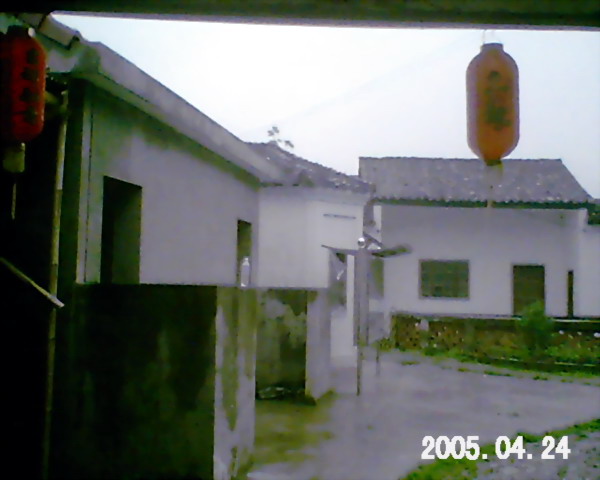 有许多花坛和池塘