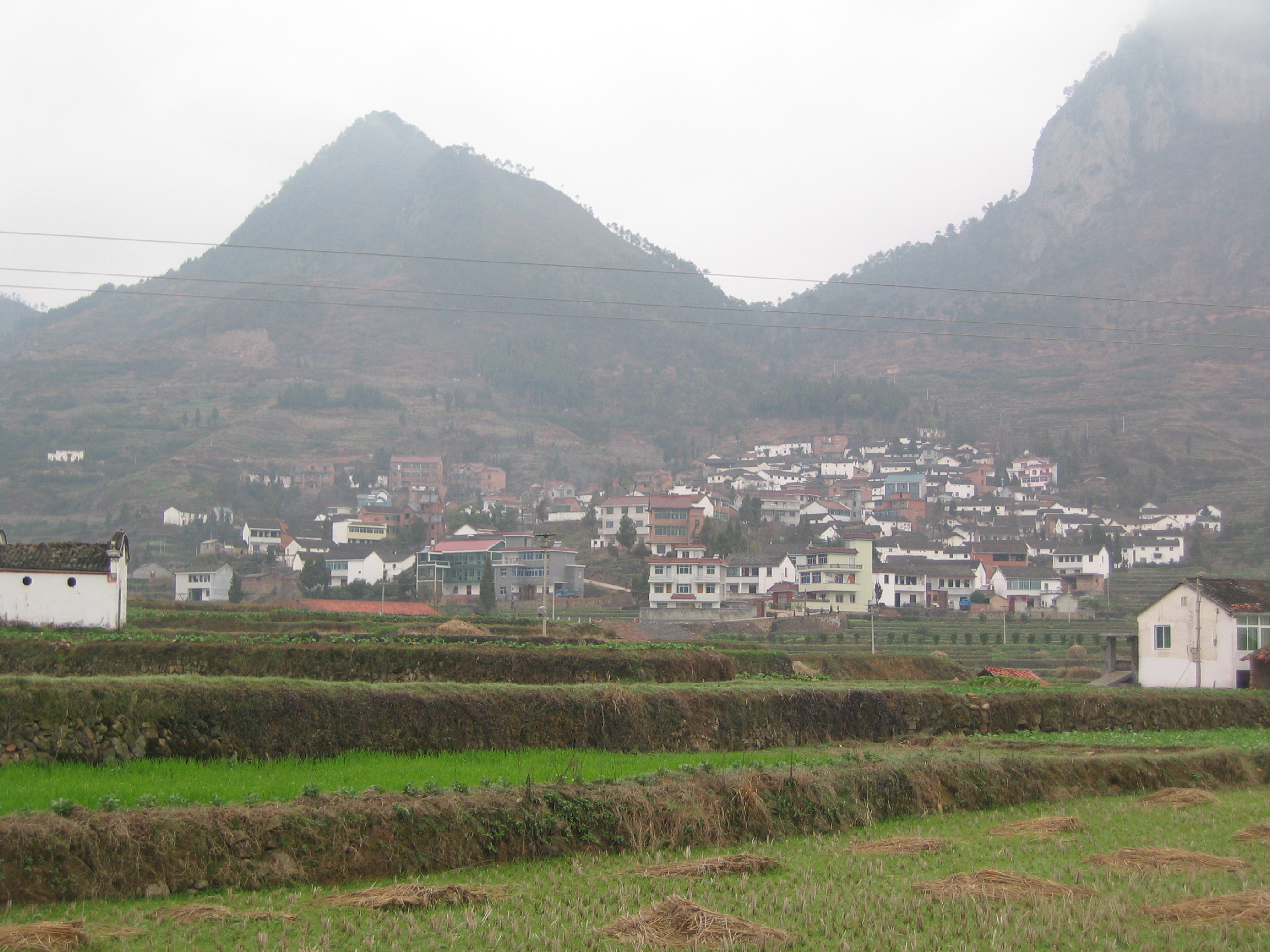 错落有致的山村