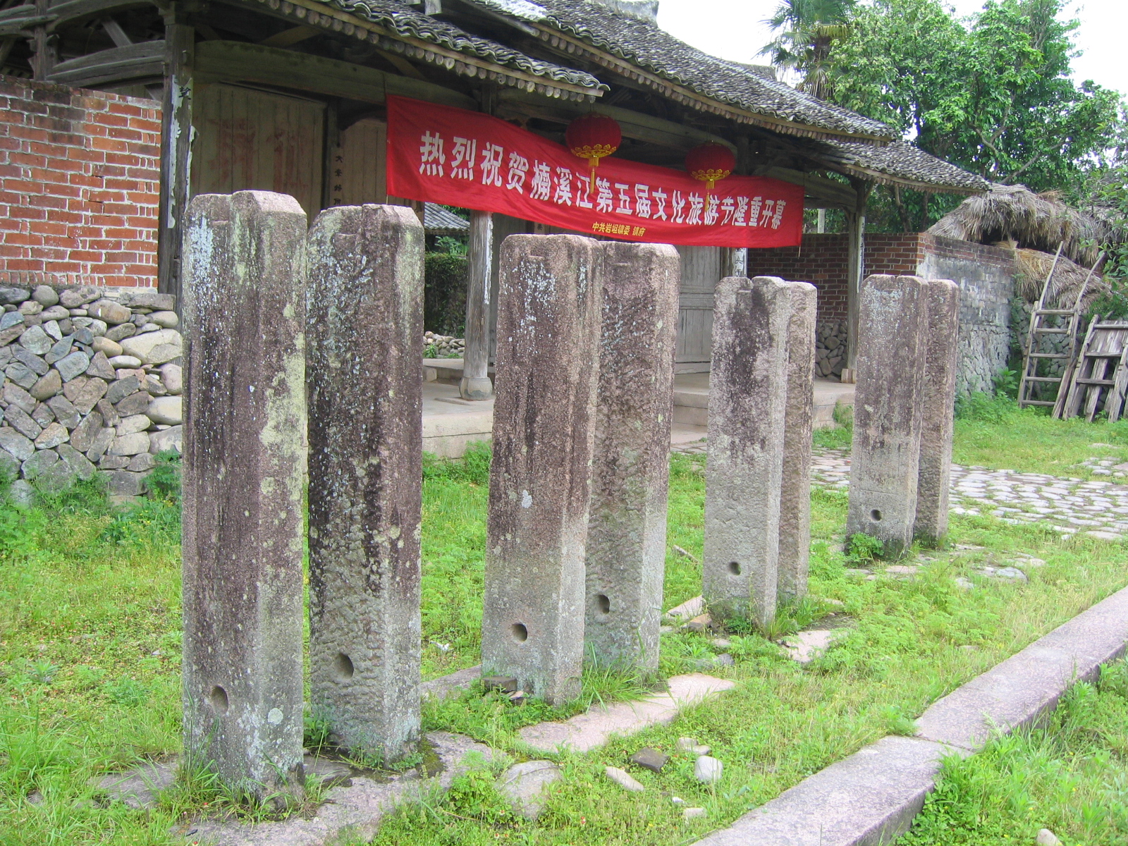 那么多的旗杆石的祠堂不多见，一对旗杆石对应一位显赫的宗祖。