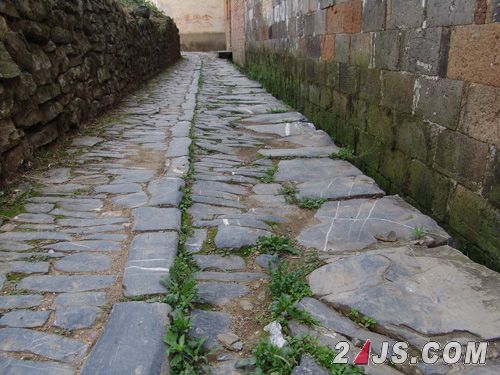 全村大都是青石铺面的路