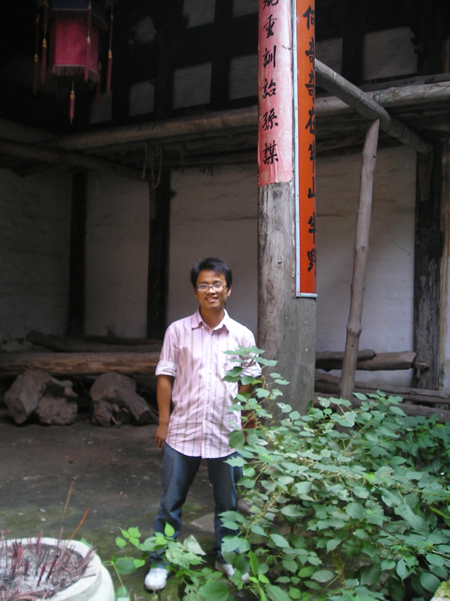 偶，天井旁的草向人们诉说着越国公祠的沧桑.