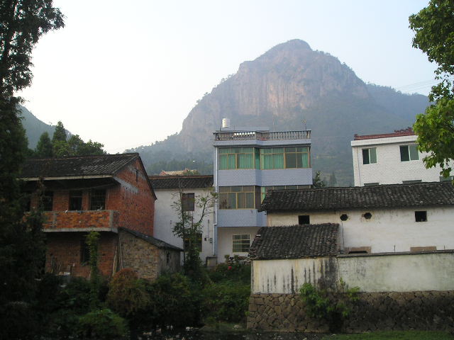正面看民居和玉华山.JPG