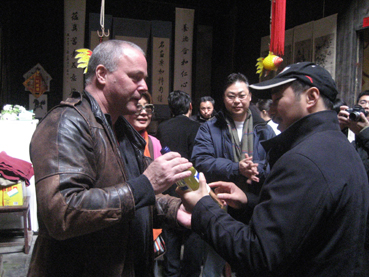 临走时特地送上一瓶意大利葡萄酒以表谢意