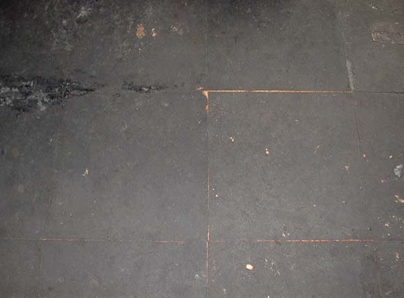 保存完好的方砖地面