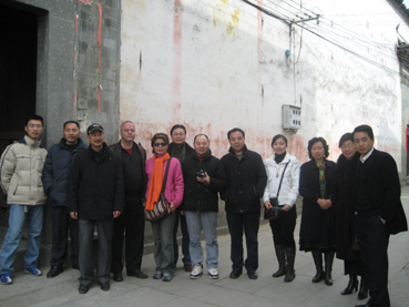 离开时特在大门外留影