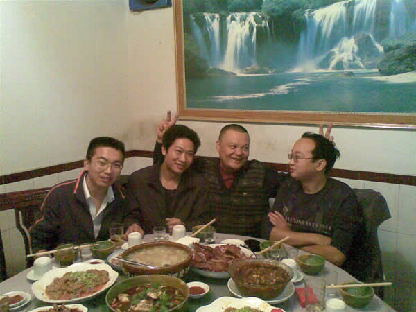 老大又在做小动作(左起：岳荣，孝先，老大，我)