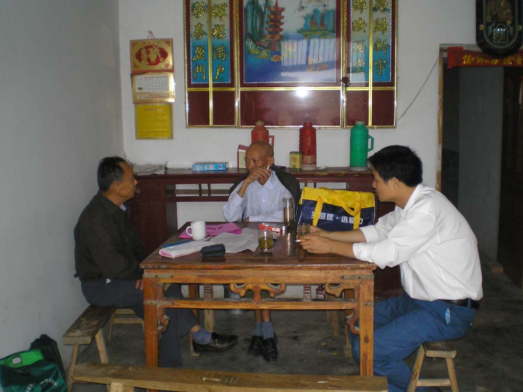 左边是汪荣铭，中间是我们村的村长汪锡玉,右边是的汪荣明