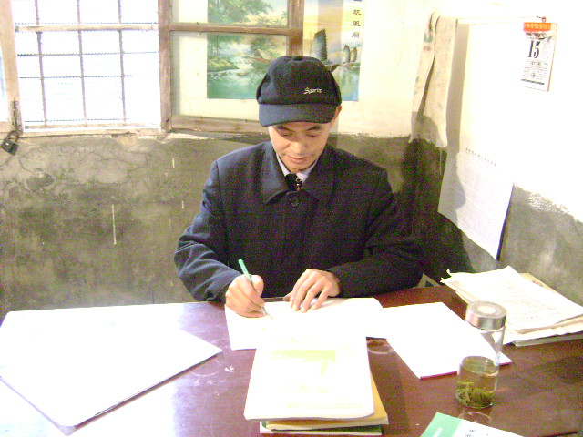 瘦弱的汪老师正在工作