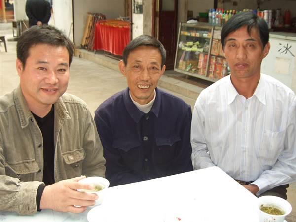 九星华云汪长富(右)、二哥汪长发（中）、汪乃涛（左）