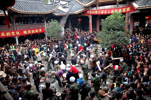 场面非常壮观的百人麻糍表演赛