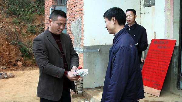 汪衍君当面把捐献资金交给汪一军手上