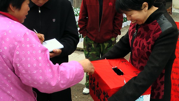 许多好心人是老远跑过来的