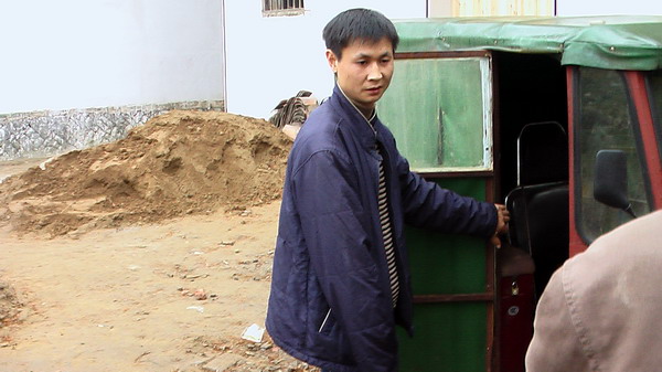 汪一军平常靠这辆残疾车一天十几元赚生活费