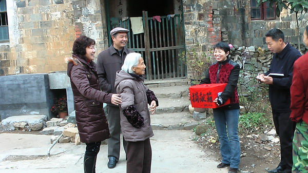 老奶奶老远过来--也要表达心意