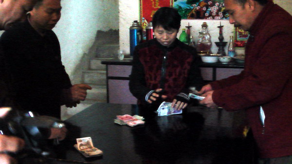 现场清点大家捐献的爱心