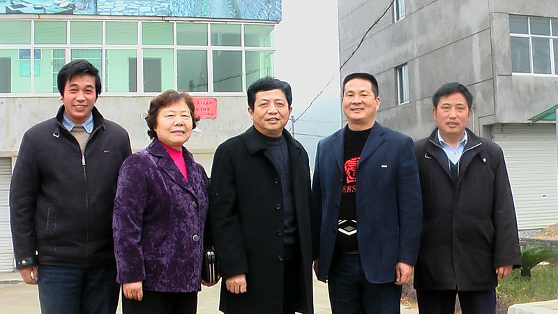 汪晓伟（左３）与书记汪衍君等在村办公楼前合影