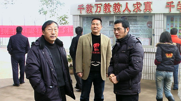 左一为罗副秘书长(在参观学校)