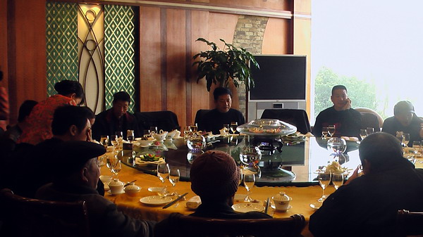 举行同乡会的亲情酒非常丰盛