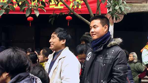 --这些小伙子看到的和想到的---比撮麻将要有意思多了