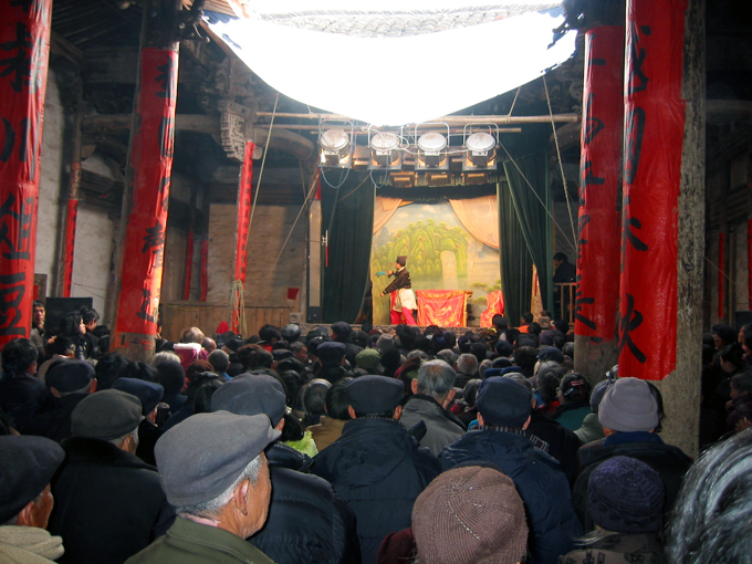 古老的戏台演戏，可用的是现代的音响