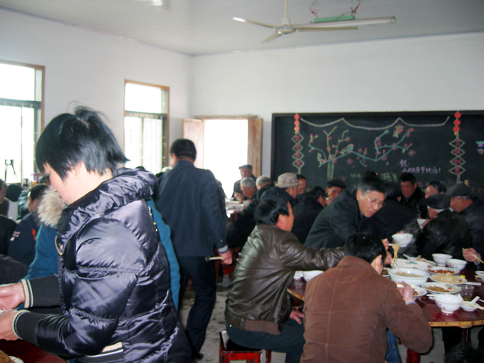 六大桌子，够热闹的。