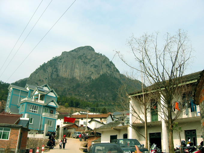 村里也建有漂亮的现代小洋楼。