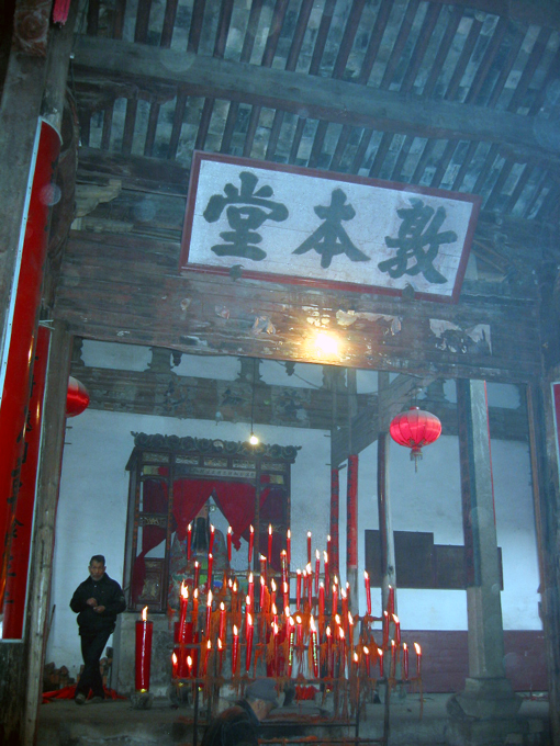 祭祖的烛火旺盛，可没忘消防，并有专人看守。