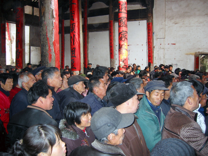 崇正堂坐滿了看戏的本家