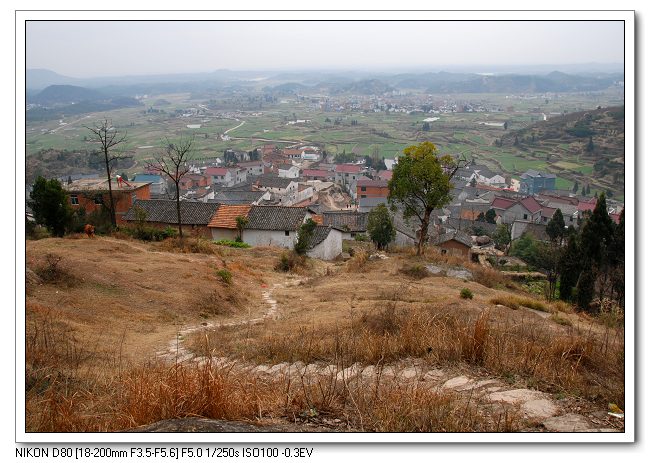 站在后山看汪山