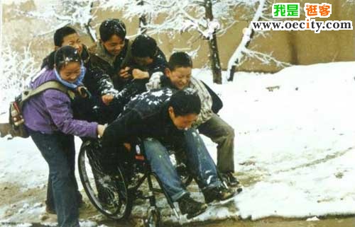 在这里，走路回家就是一种奢望！如果是你，你还会如此辛苦地去上学吗？