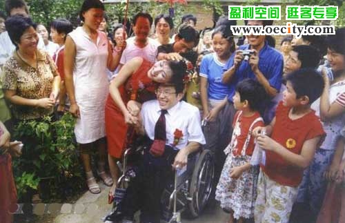 在这里，勾肩搭背都是一种奢望！如果是你，你还会如此真诚地相信爱情吗？