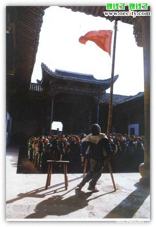 在这里，解决温饱是一种奢望！如果是你，你还会这样庄严地面对国旗吗？