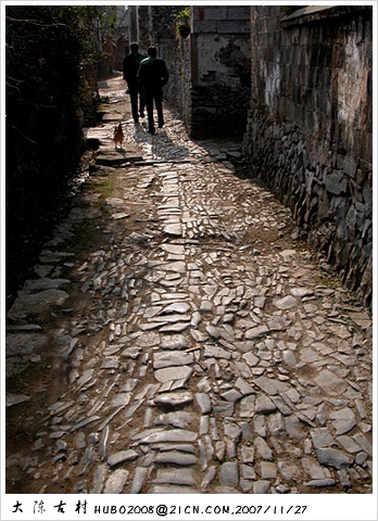 图二：大陈古村青石块铺设的巷道（摄与2007-11-27）