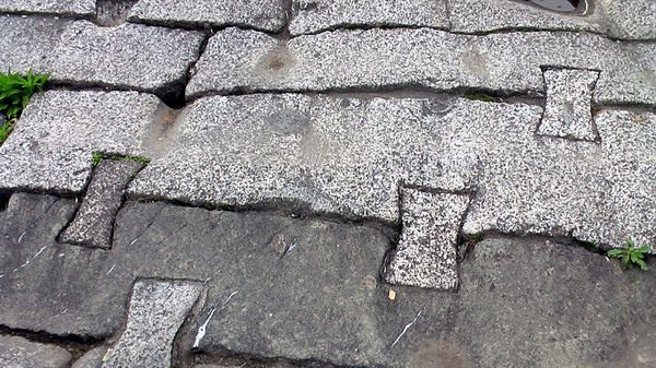 大坝所砌之石，都用石糁头（历经千年啊！）