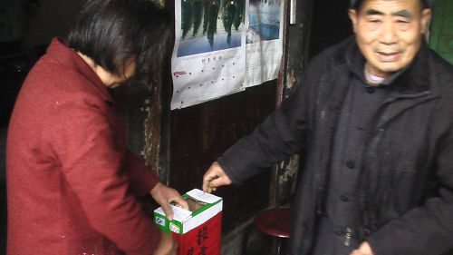 村民投下神圣的一票