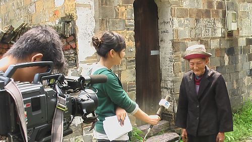 我村八旬低保护汪绍文老先生向记者讲述他的故事