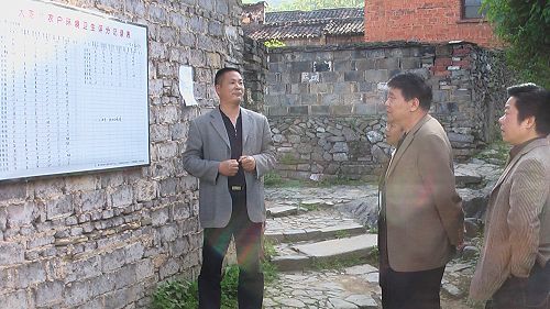 汪书记在介绍我村卫生工作