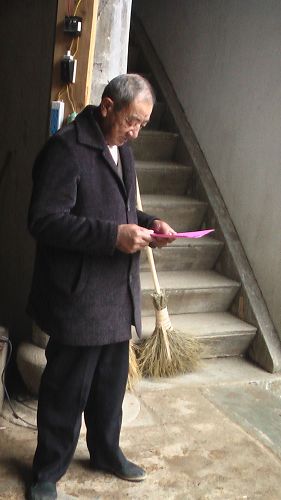 村民认真参与选举